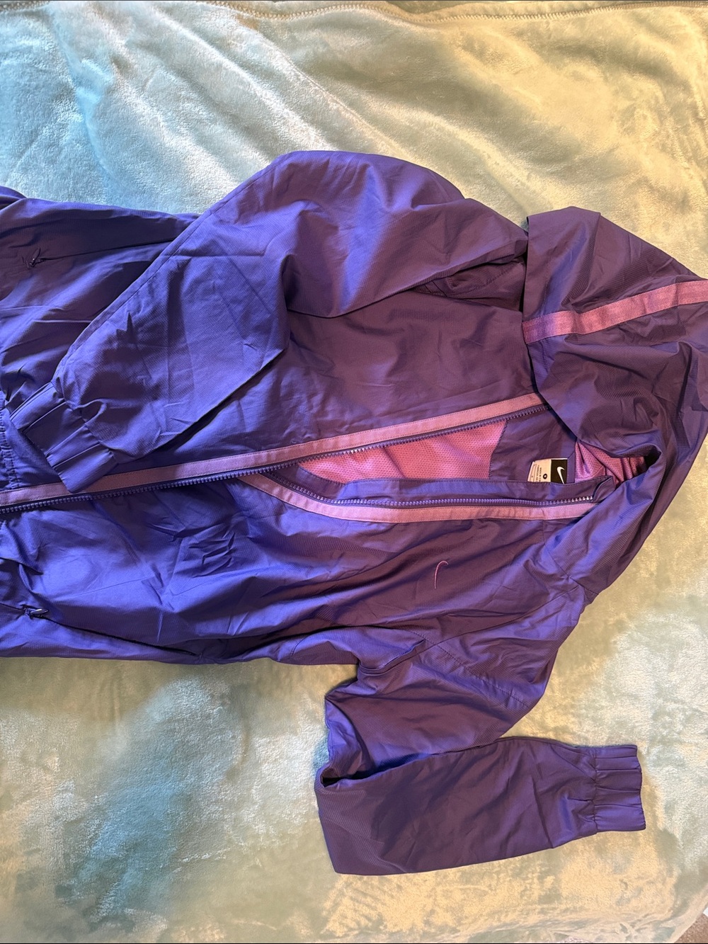 Nike women Lightweight Hooded Windbreaker Jacket